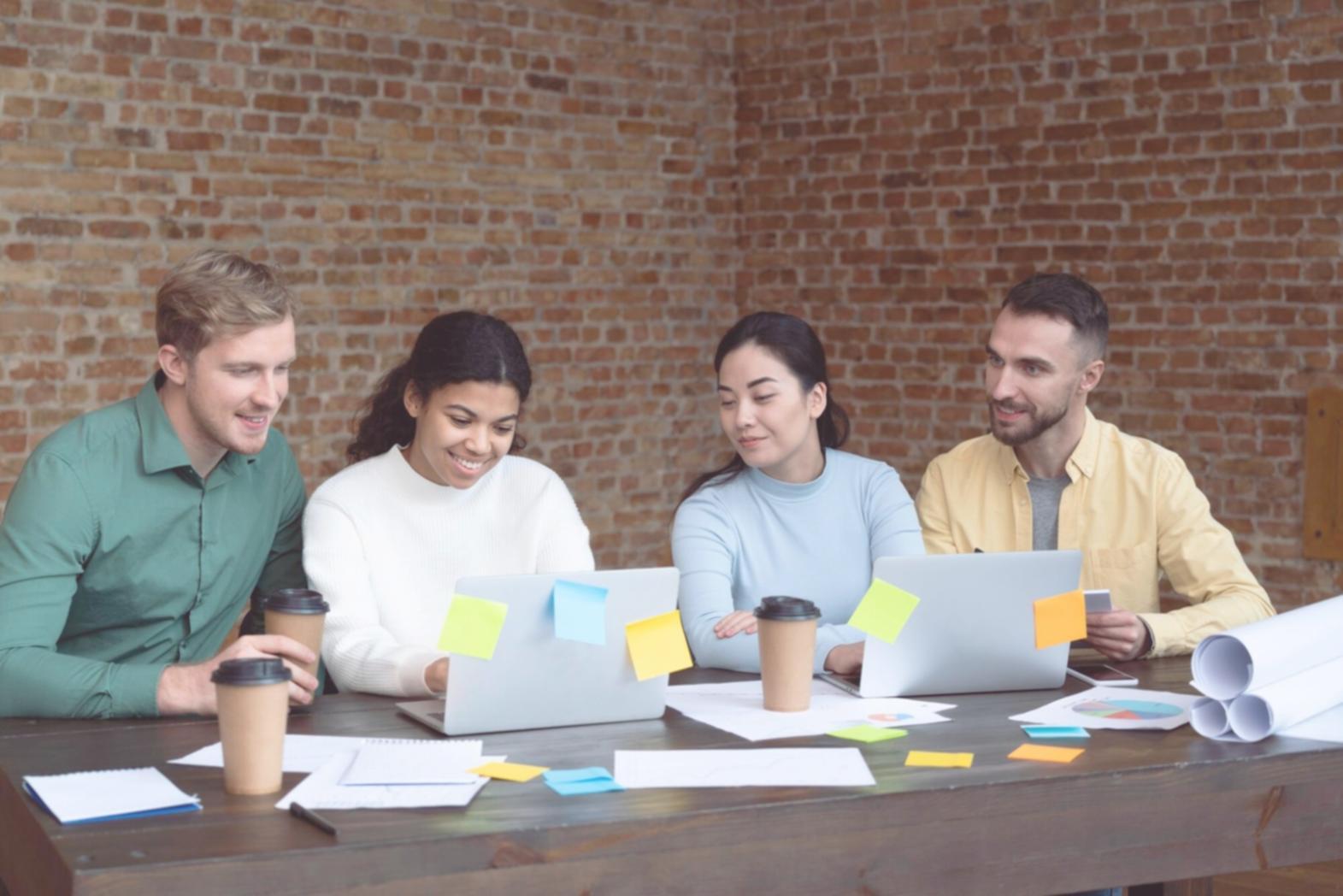 Studenten bei der praktischen Anwendung von Finanzwissen